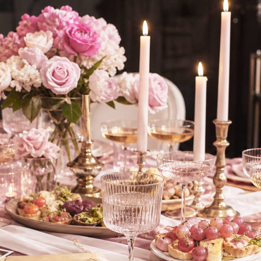 Table de fête avec roses, bougies et amuse-bouches