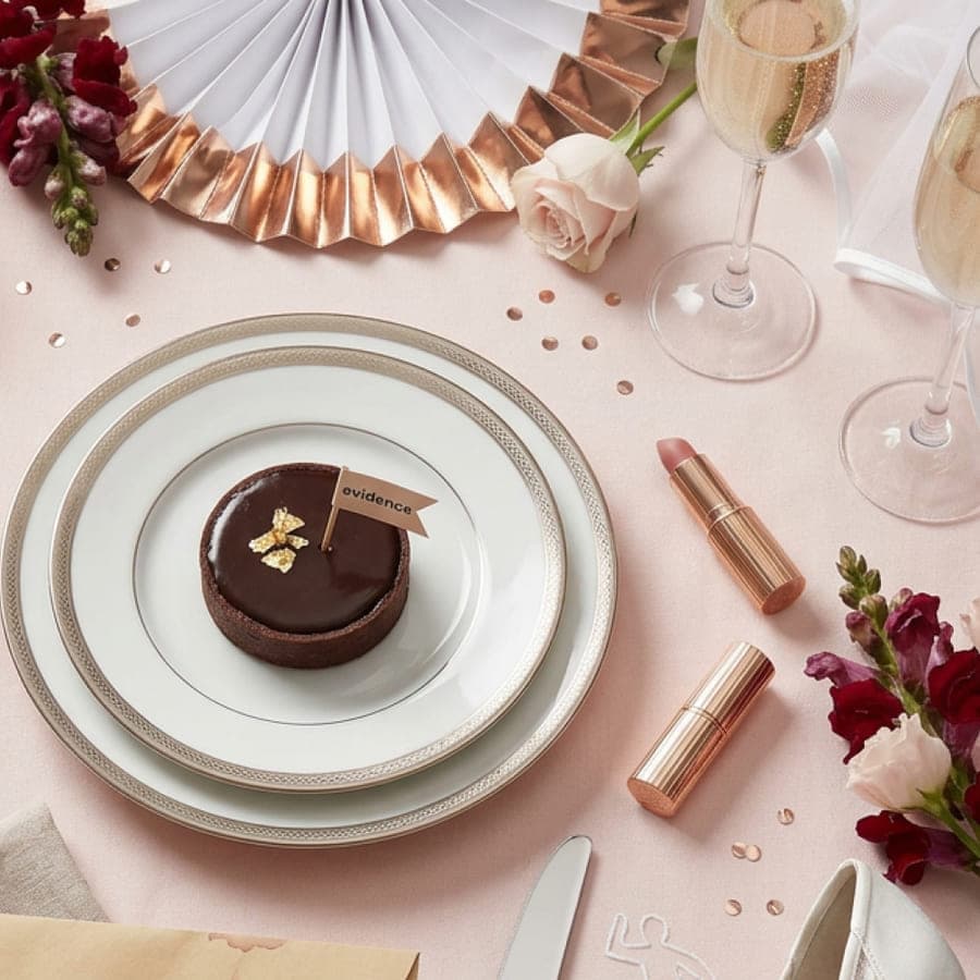 Dessert orné d’un petit drapeau « evidence » sur une table rose