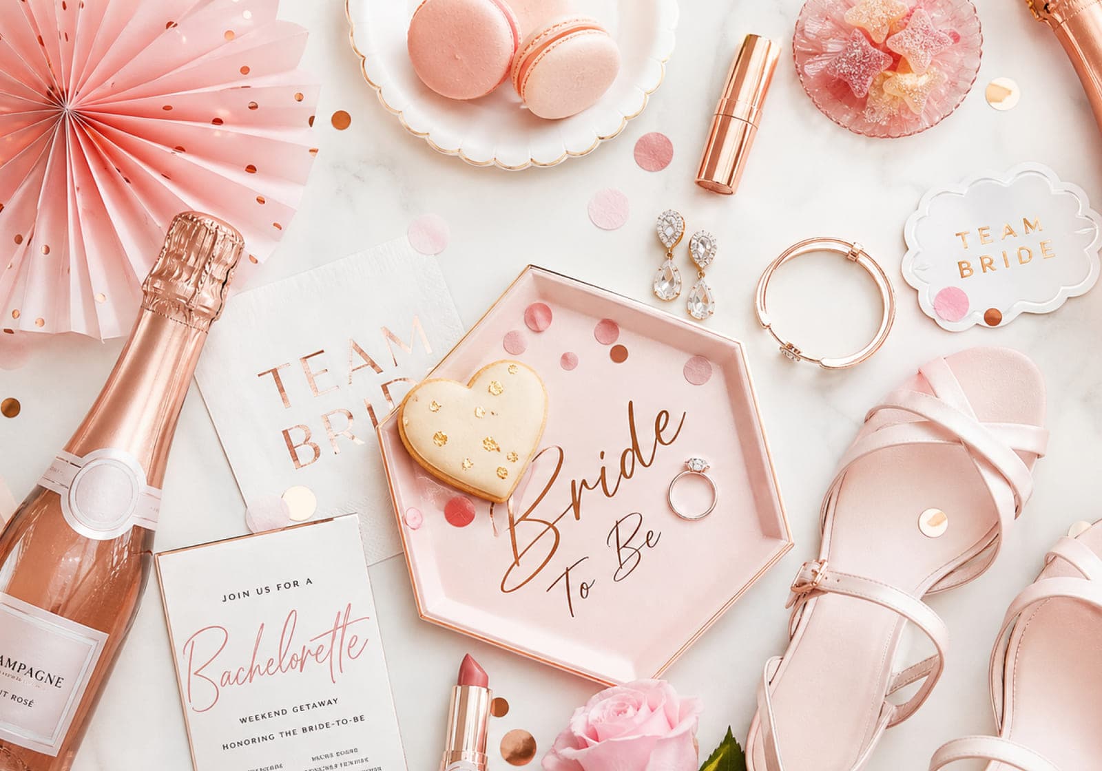 Décoration « Team Bride », champagne rosé et invitation à un EVJF